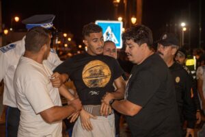 La Policía detiene a una persona durante una manifestación en Rabat, Marruecos, el 30 de septiembre de 2025. EFE/EPA/JALAL MORCHIDI