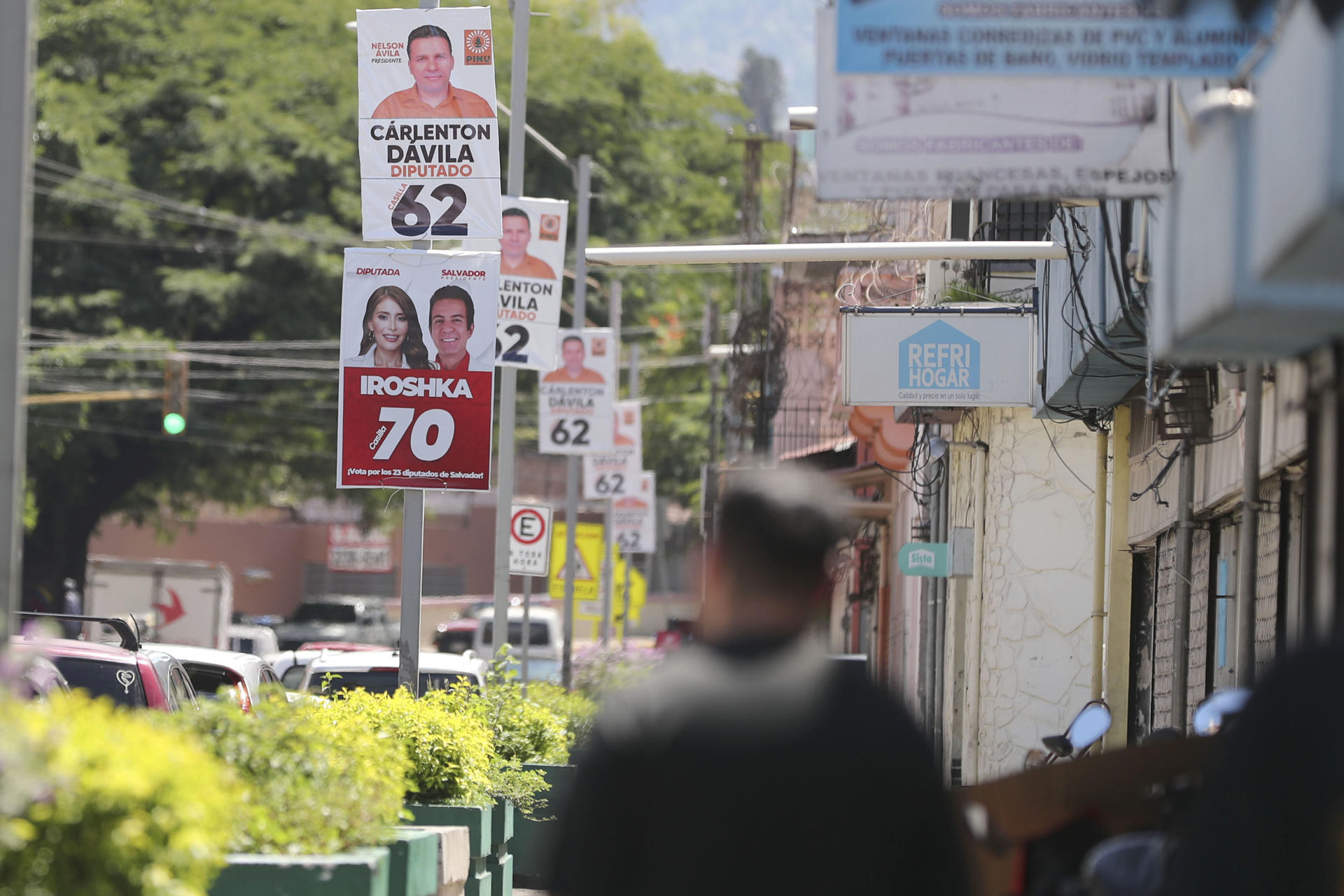 Fotografía que muestra carteles de campañas electorales este miércoles, en Tegucigalpa (Honduras). EFE/ Gustavo Amador
