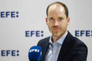 BARCELONA, 04/10/2025.- El portavoz del PP en el Parlamento de Cataluña, Juan Fernández, posa durante una entrevista con EFE en Barcelona. EFE/ Quique García