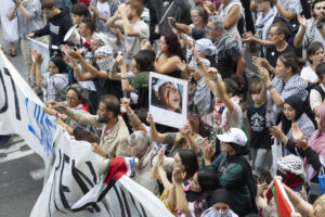 BARCELONA, 03/10/2025.- Miles de personas han vuelto a tomar las calles para denunciar el "genocidio" de Israel y mostrar su apoyo al pueblo palestino con nuevas marchas en Barcelona que se suman a las vividas el jueves y sirven de previa a la manifestación convocada este sábado al mediodía. EFE/Marta Pérez