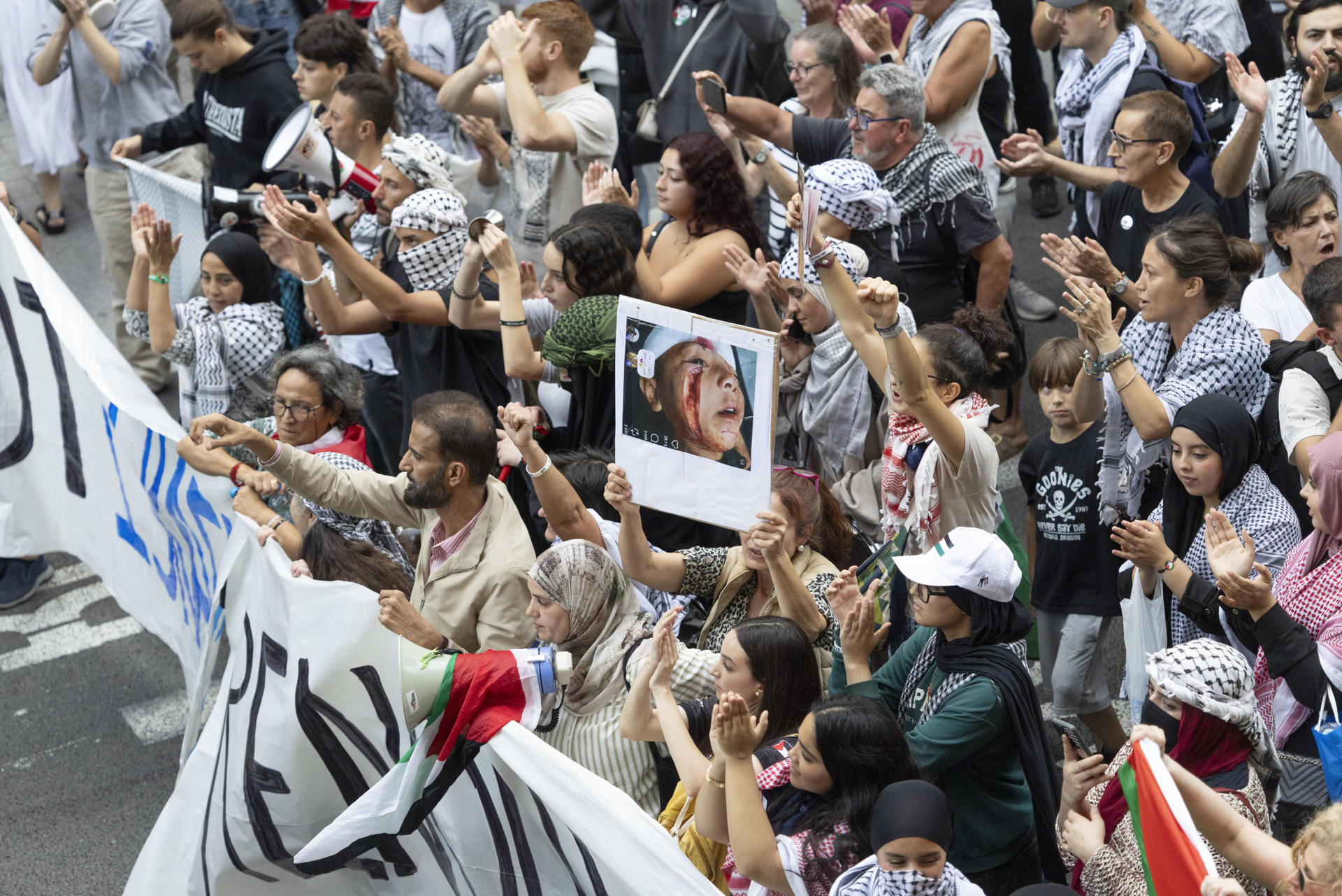 BARCELONA, 03/10/2025.- Miles de personas han vuelto a tomar las calles para denunciar el "genocidio" de Israel y mostrar su apoyo al pueblo palestino con nuevas marchas en Barcelona que se suman a las vividas el jueves y sirven de previa a la manifestación convocada este sábado al mediodía. EFE/Marta Pérez