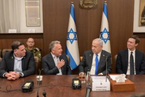Una foto proporcionada por la Oficina de Prensa del Gobierno de Israel (GPO) muestra al primer ministro israelí, Benjamin Netanyahu (2-D), reunido con el enviado especial del presidente estadounidense Donald Trump para Oriente Medio, Steve Witkoff (2-I), el yerno del presidente, Jared Kushner (I), y el ministro Ron Dermer (D), asistiendo a la reunión del gabinete israelí en Jerusalén, el 9 de octubre de 2025 (Jerusalén) EFE/EPA/Maayan Toaf / Oficina de prensa del Gobierno de Israel