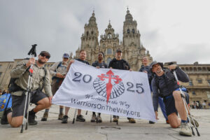 Veteranos de las fuerzas armadas de EEUU posan en Santiago de Compostela  el miércoles 08 de octubre tras completar el Camino de Santiago tras partir desde Astorga. Soldados y veteranos estadounidenses peregrinan cada año a Santiago de Compostela para combatir el estrés postraumático, una experiencia terapéutica que combina ejercicio físico, naturaleza, sentimiento de comunidad y espiritualidad para dejar atrás los fantasmas de la guerra. EFE/Lavandeira jr