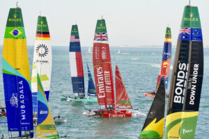 Vista del desarrollo del segundo día de carrera de la competición World Spain Sail Grand Prix/Andalucía-Cádiz, que se ha celebrado este domingo en la capital gaditana y que durante este fin de semana ha atraído a la ciudad a algo más de cien mil personas.-EFE/ Roman Ríos