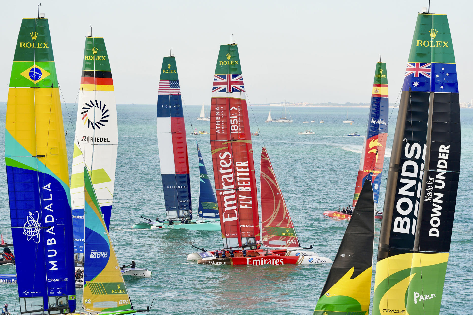 Vista del desarrollo del segundo día de carrera de la competición World Spain Sail Grand Prix/Andalucía-Cádiz, que se ha celebrado este domingo en la capital gaditana y que durante este fin de semana ha atraído a la ciudad a algo más de cien mil personas.-EFE/ Roman Ríos