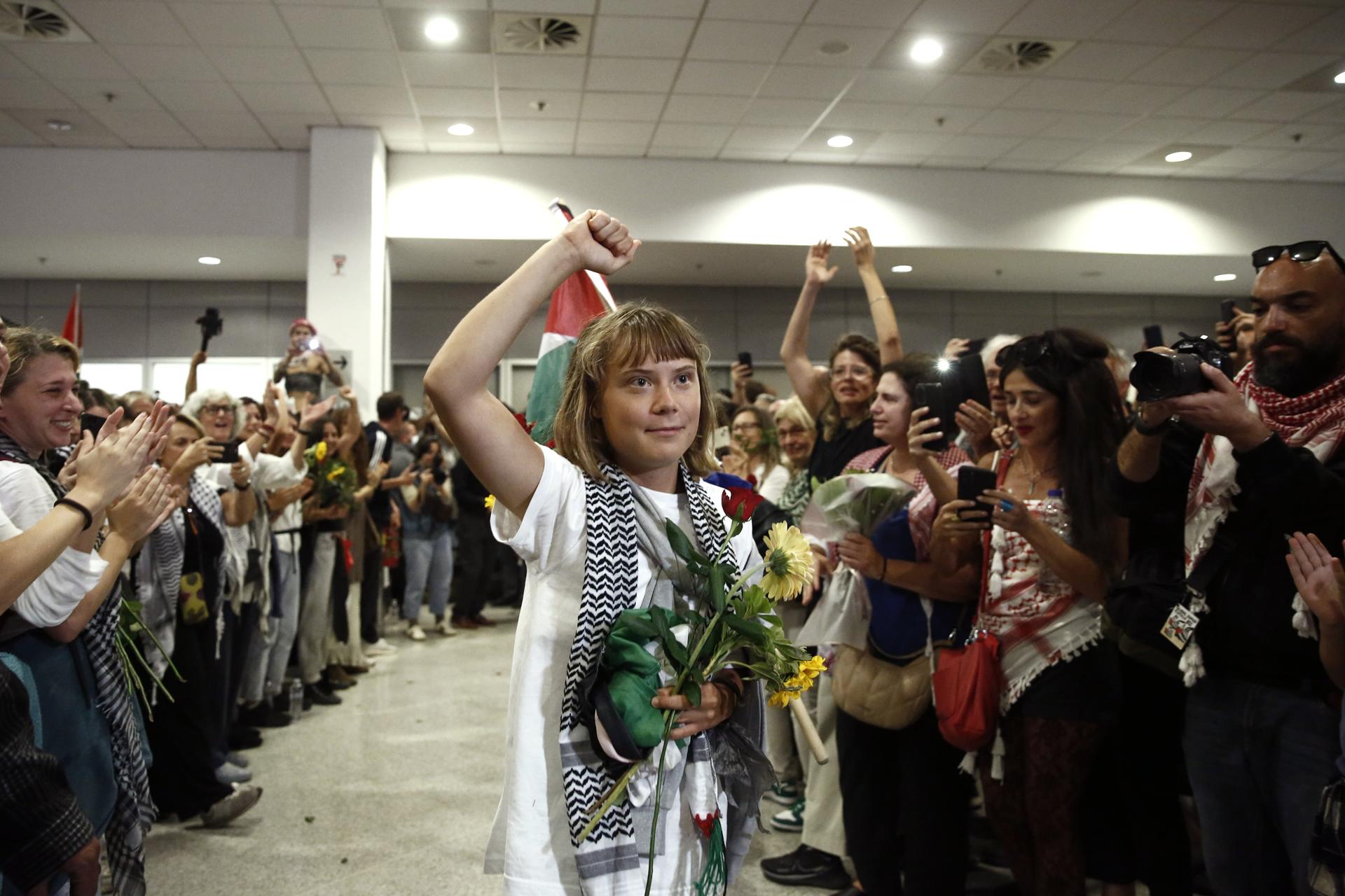 La activista sueca Greta Thunberg a su llegada a Atenas este 6 de octubre tras ser deportada de Israel. EFE/EPA/YANNIS KOLESIDIS