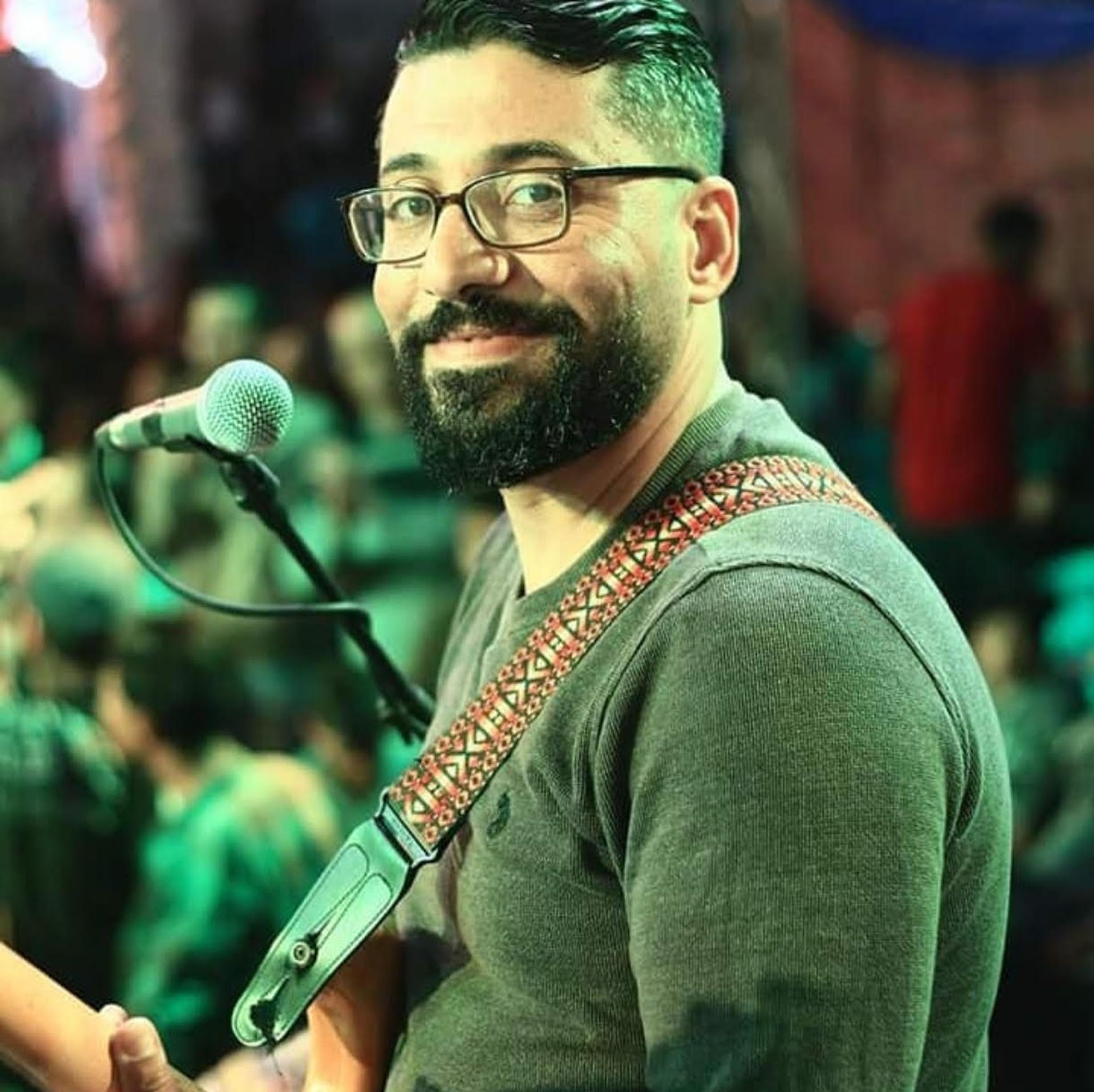 Imagen del músico gazatí Ahmed Muin, quien se ha hecho viral en redes creando música que aprovecha el zumbido incesante de los drones israelíes. EFE/Ahmed Muin  SOLO USO EDITORIAL/SOLO DISPONIBLE PARA ILUSTRAR LA NOTICIA QUE ACOMPAÑA (CRÉDITO OBLIGATORIO)
