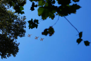 Varios aviones militares son vistos sobrevolando el cielo del Paseo del Prado. EFE/ Borja Sánchez-trillo
