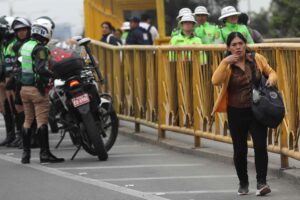 Una mujer camina para intentar utilizar un bus de servicio público este lunes, en Lima (Perú). EFE/ Paolo Aguilar