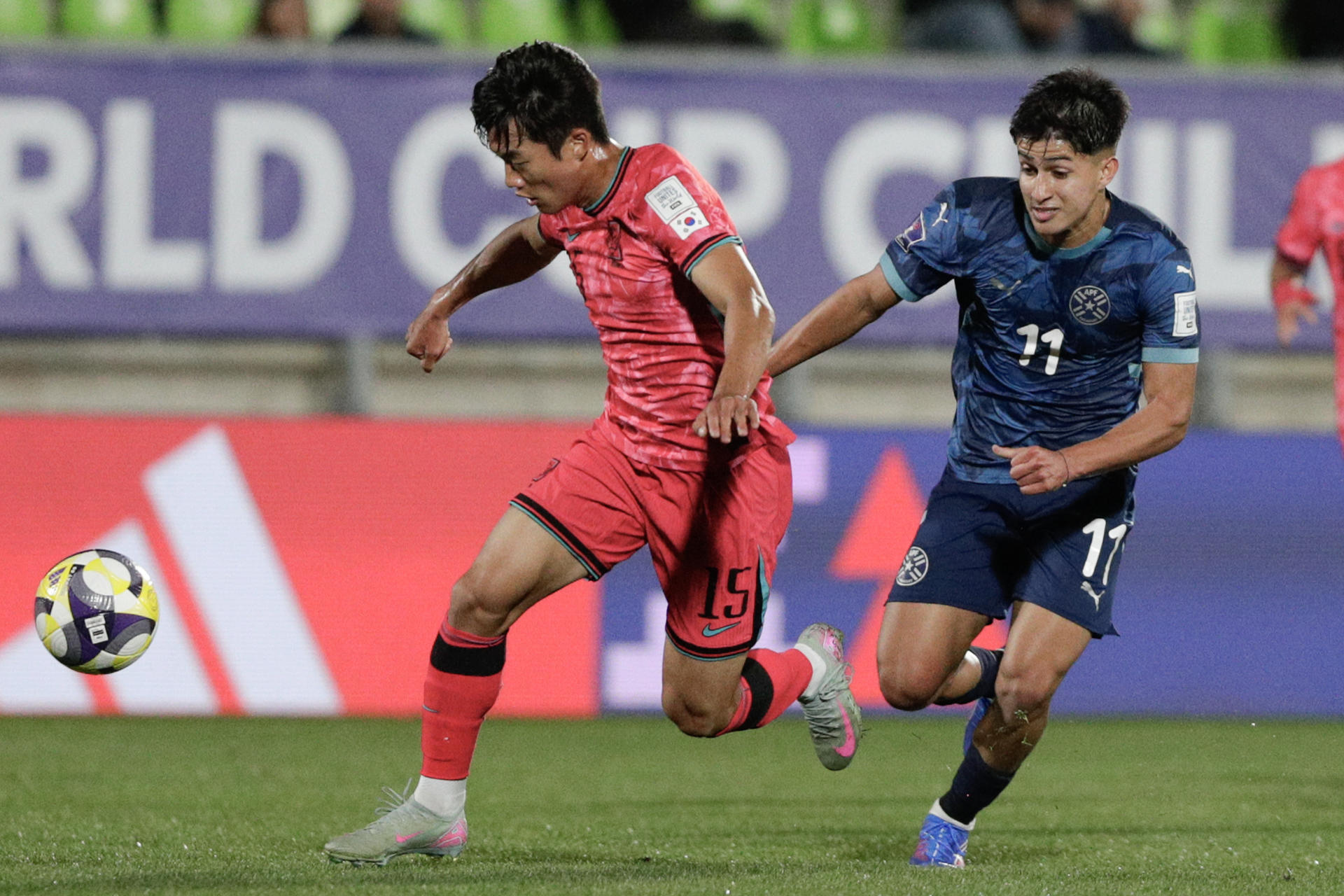 Lee Geon-hee (i) de Corea del Sur disputa el balón con César Miño de Paraguay este martes en un partido de la Copa Mundial Sub-20 en el estadio Elías Figueroa, en Valparaíso (Chile). EFE/ Adriana Thomasa