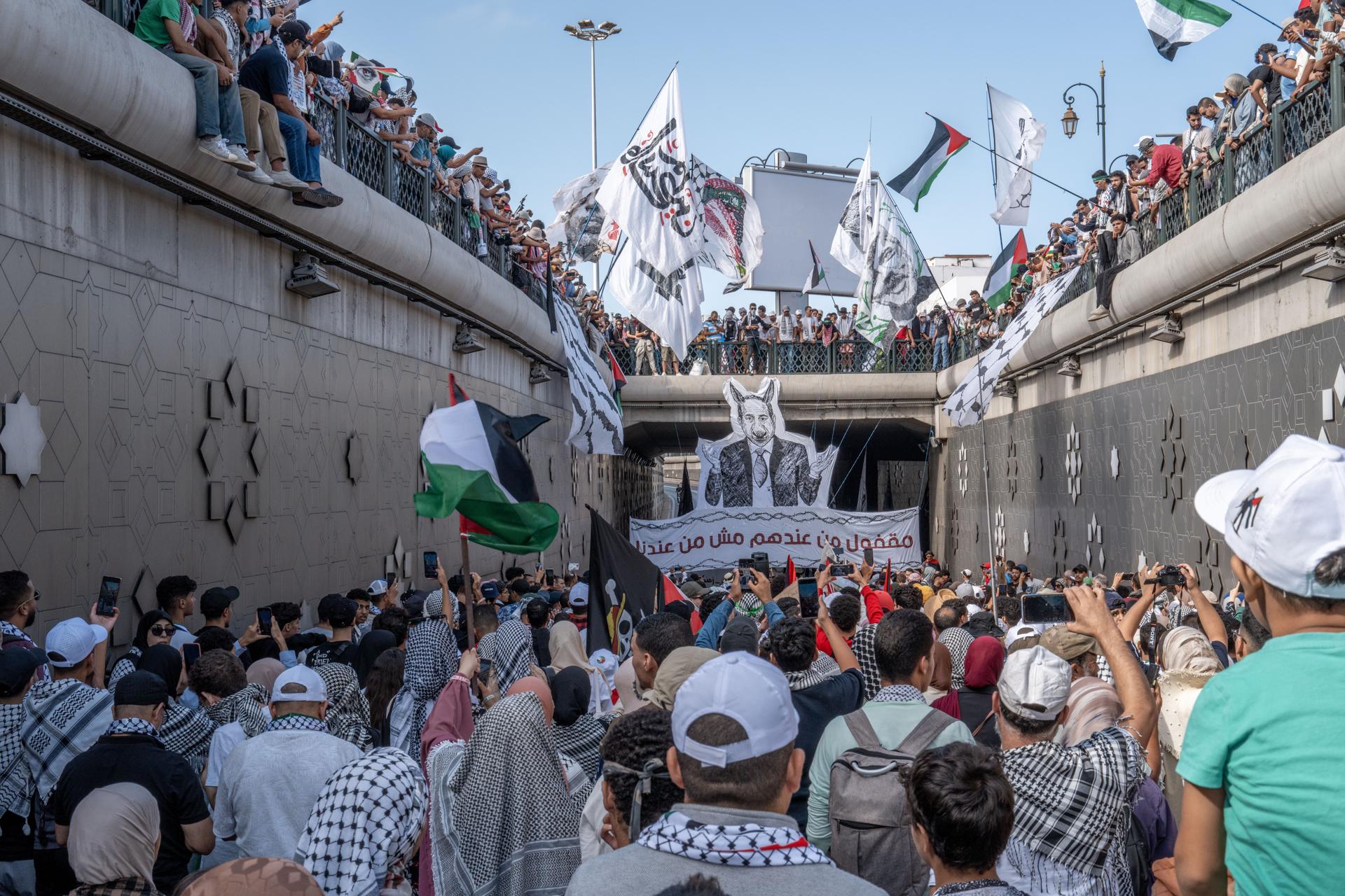 Personas participan en una manifestación en apoyo al pueblo palestino en Rabat, Marruecos EFE/EPA/JALAL MORCHIDI
