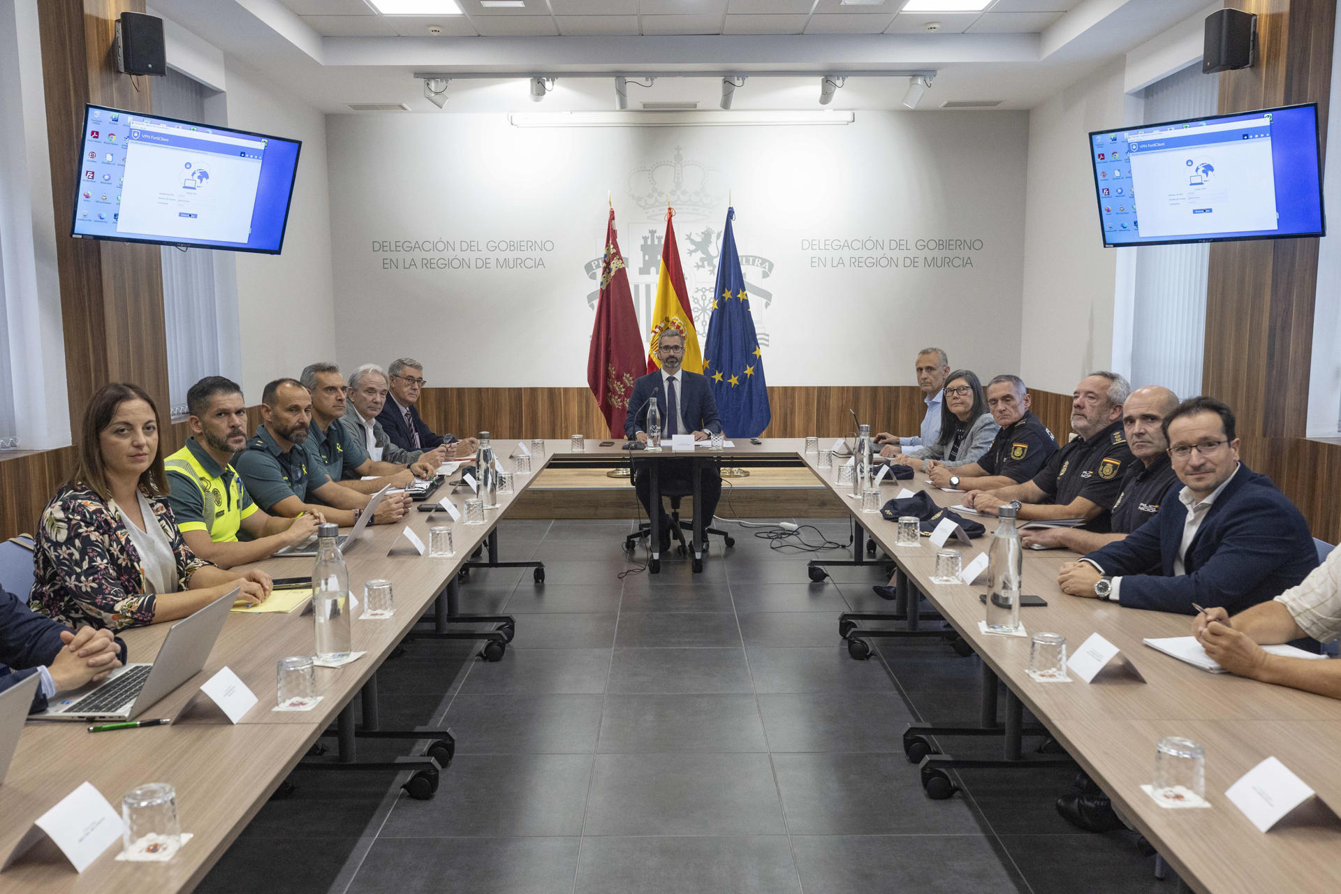 El delegado del gobierno en la Región de Murcia, Francisco Lucas (c), durante un momento de la reunión que ha mantenido con los organismos estatales para analizar la situación y coordinar el oportuno dispositivo ante la activación de avisos rojo y naranja por lluvias para mañana. EFE/Marcial Guillén