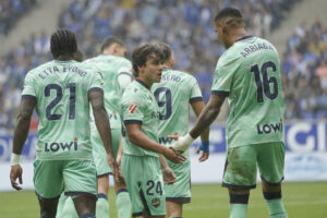 El centrocampista del Levante Carlos Alvarez celebra con sus compañeros el gol marcado ante el Real Oviedo durante el partido de LaLiga EA Sports disputado por ambos equipos este sábado en el Estadio Carlos Tartiere de Oviedo. EFE/ Paco Paredes