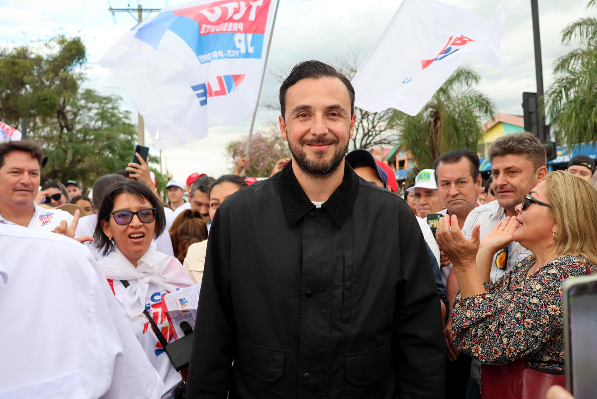 Fotografía de archivo del 7 de agosto de 2025 del candidato a la Vicepresidencia por alianza Libre, Juan Pablo Velasco participando en un acto de campaña en Santa Cruz (Bolivia). EFE/Juan Carlos Torrejon
