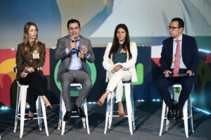 Desde la izquierda, la integrante del consejo de Alles Corporativo y consultora en la División Ambiental, Jazmín Hernández; el director ejecutivo de Strategyk, Juan Carlos Arroyo; la gerente de Ingeniería y Desarrollo de Proyectos de Energía de Veolia, Alma Daniela Bautista, y el director de Promoción, Seguimiento y Desarrollo de Proyectos de la Secretaría de Desarrollo Económico de la Ciudad de México, Mauricio Luevanos, participan en el panel 'Construyendo el futuro: innovación y sinergias para la transición energética' en el marco del foro 'México por el clima' este jueves, en la Ciudad de México (México). EFE/ José Méndez