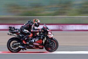 El italiano Marco Bezzecchi, durante la clasificación del Gran Premio de Motociclismo de Indonesia en el Circuito de Mandalika. EFE/EPA/ADI WEDA