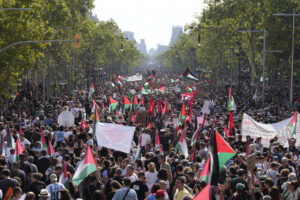 Manifestación convocada por más de 600 entidades y sindicatos en apoyo a Palestina y contra el "genocidio" de Israel, este sábado, en Barcelona. EFE/ Enric Fontcuberta