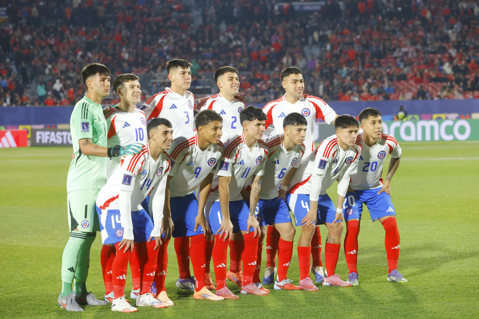 La selección de Chile Sub-20 que compite en el Mundial de la categoría posa en el estadio Nacional de Santiago. EFE/Esteban Garay
