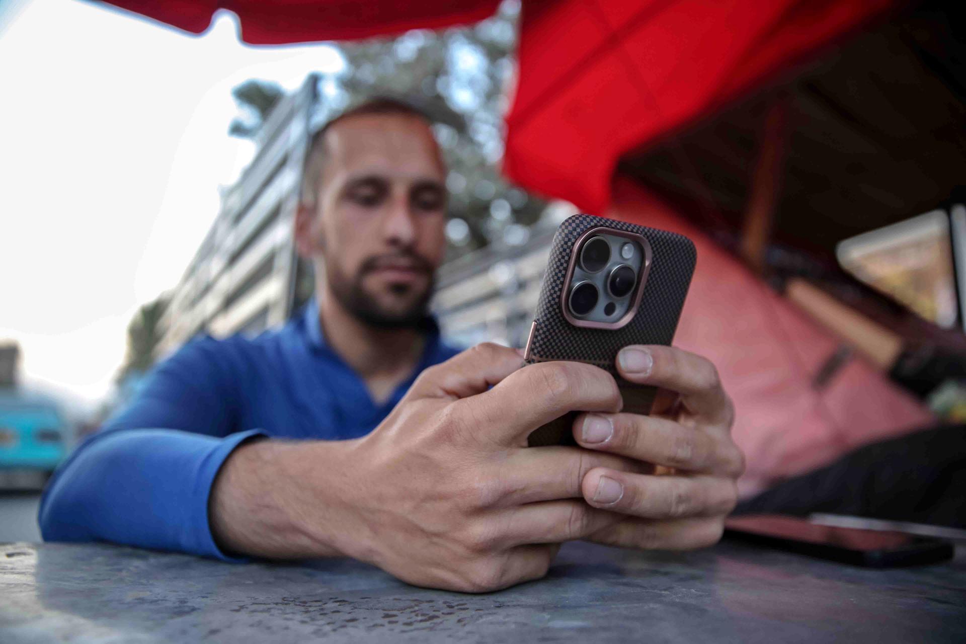 Un hombre afgano usa un teléfono móvil mientras los servicios de internet y telecomunicaciones se restablecen gradualmente después de casi tres días de cierre en Kabul, Afganistán, 01 de octubre de 2025. Afganistán restableció las redes móviles e internet el 01 de octubre después de un apagón de dos días a nivel nacional ordenado por las autoridades talibanes. El apagón detuvo los negocios, bancos y viajes, dejando al país casi aislado. Netblocks lo llamó una desconexión deliberada. El regreso de la conectividad desató celebraciones en las calles de Kabul, con los residentes comparando el momento con una fiesta. (Afganistán) EFE/EPA/SAMIULLAH POPAL
