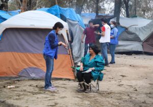 Personal del Alto Comisionado de las Naciones Unidas para los Refugiados (Acnur), coloca pulseras a migrantes centroamericanos, en un albergue en la ciudad de Matamoros, en el estado de Tamaulipas. Imagen de archivo. EFE/Abraham Pineda-Jacome