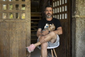 Fernando Blanco posa para EFE a las puertas de su casa en A Veiga, una aldea de la comarca del Ribeiro, en Ourense. EFE/ Brais Lorenzo