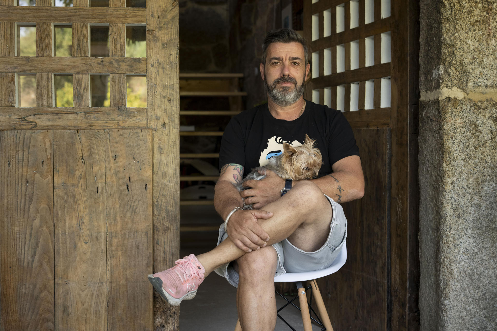 Fernando Blanco posa para EFE a las puertas de su casa en A Veiga, una aldea de la comarca del Ribeiro, en Ourense. EFE/ Brais Lorenzo