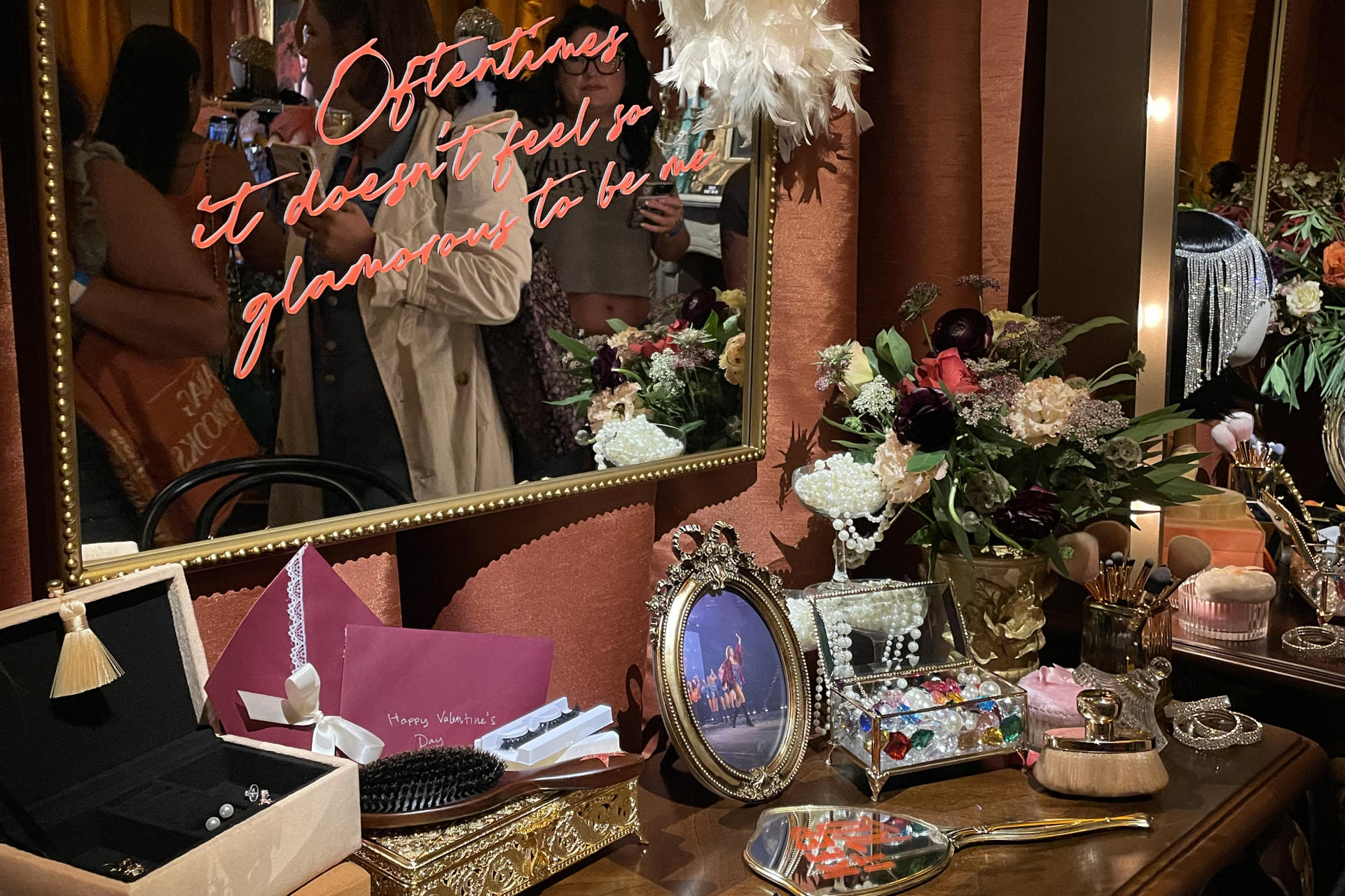 Fotografía que muestra un tocador con accesorios en el 'pop up' del universo de Taylor Swift este martes, en Nueva York (EE.UU.). EFE/ Alicia Sánchez
