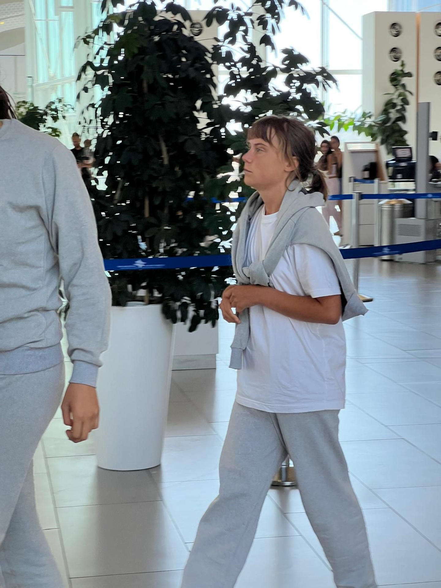 La activista sueca Greta Thunberg, antes de ser deportada este lunes. El ministro de Exteriores israelí informó este lunes que 171 activistas de la flotilla Global Sumud, incluida Greta Thunberg, fueron deportados desde Israel a Grecia y Eslovaquia. "Otros 171 provocadores de la flotilla Hamás-Sumud, entre ellos Greta Thunberg, fueron deportados hoy desde Israel a Grecia y Eslovaquia", señaló en un comunicado en X. EFE/Ministerio Exteriores de Israel - SOLO USO EDITORIAL/SOLO DISPONIBLE PARA ILUSTRAR LA NOTICIA QUE ACOMPAÑA (CRÉDITO OBLIGATORIO) -