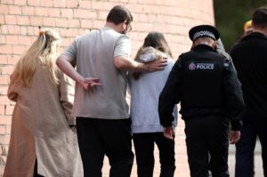Cordón policial en Manchester, Reino Unido, el 02 de octubre de 2025. Dos personas han muerto tras un ataque con coche y arma blanca en una sinagoga de Manchester, con el sospechoso abatido por la policía.(Reino Unido) EFE/EPA/ADAM VAUGHAN