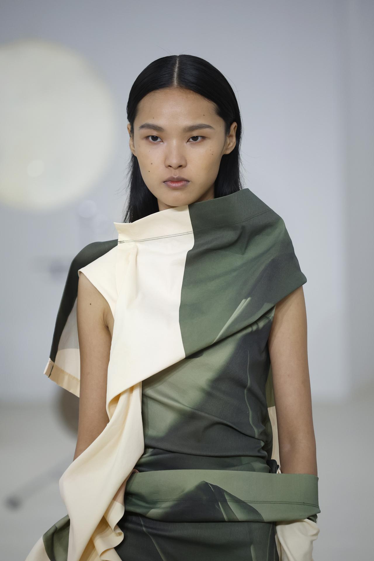 Una modelo presenta una creación de la colección Primavera/Verano 2026 de la casa de moda japonesa Issey Miyake, durante la Semana de la Moda de París, Francia, el 3 de octubre de 2025. La presentación de las colecciones de prêt-à-porter femenina tendrá lugar del 29 de septiembre al 7 de octubre de 2025. (Moda, Francia) EFE/EPA/YOAN VALAT
