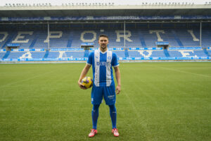 VITORIA, 03/01/2025.- El central argentino Facundo Garcés en el campo de Mondizorroza durante su presentación como nuevo jugador del Deportivo Alavés, este viernes.  EFE/ Adrian Ruiz Hierro