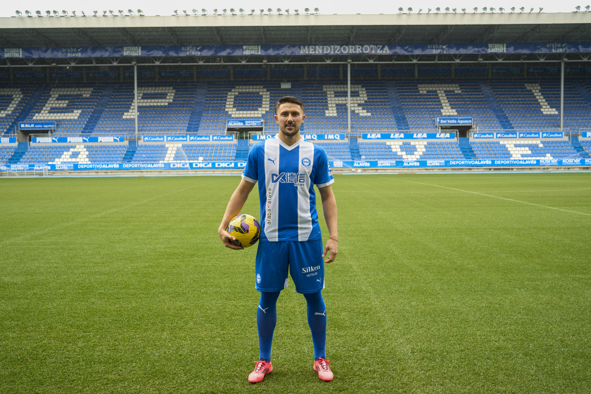 VITORIA, 03/01/2025.- El central argentino Facundo Garcés en el campo de Mondizorroza durante su presentación como nuevo jugador del Deportivo Alavés, este viernes.  EFE/ Adrian Ruiz Hierro