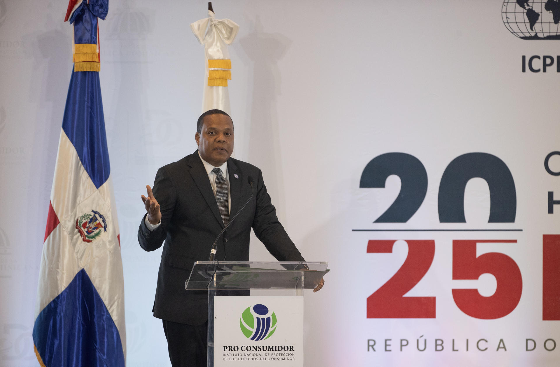 El director ejecutivo del Instituto Nacional de los Derechos del Consumidor dominicano (Pro Consumidor) y presidente de turno de la Red Internacional de Protección al Consumidor y Cumplimiento (Icpen, por sus siglas en inglés), Eddy Alcántara, habla este martes, durante la inauguración de la reunión del Icpen en Santo Domingo (República Dominicana). EFE/Orlando Barría
