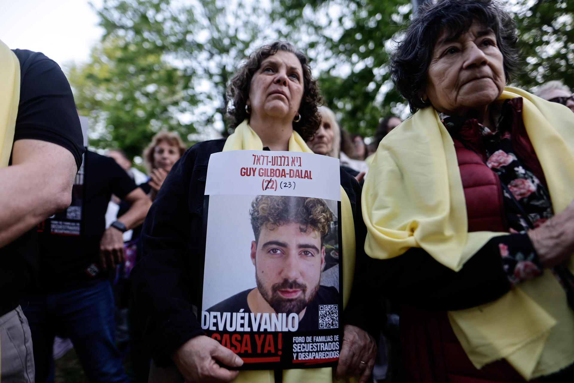 Personas participan en una manifestación al cumplirse el segundo aniversario de los ataques de Hamás contra Israel, pidiendo la liberación de los rehenes cautivos en el enclave palestino, este martes en Buenos Aires (Argentina). EFE/ Juan Ignacio Roncoroni
