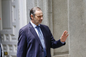 Imagen de archivo del exministro de Transportes José Luis Ábalos a su salida del Tribunal Supremo, en Madrid. EFE/ Rodrigo Jiménez