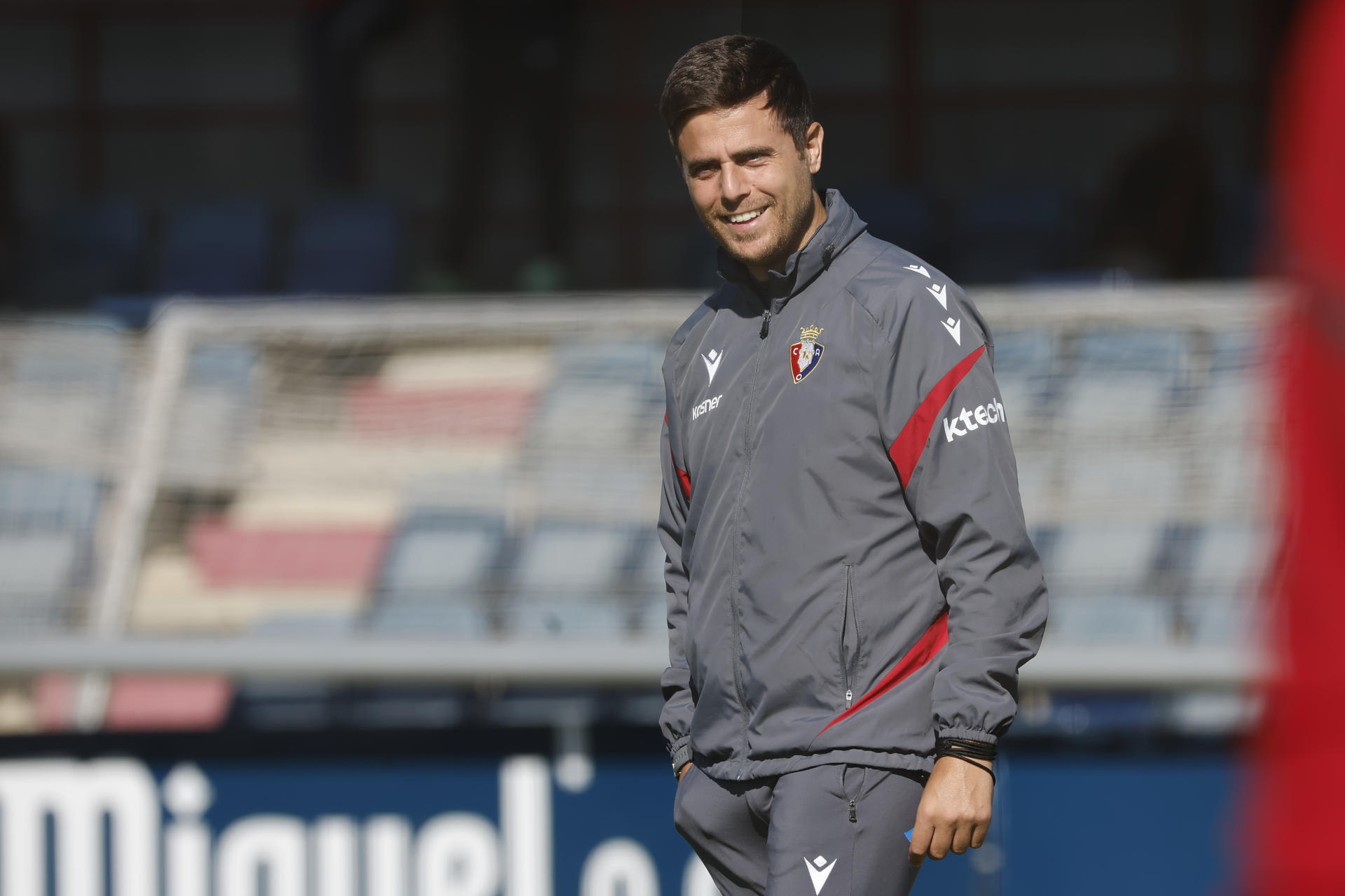 El entrenador de Osasuna Alessio Lisci, dirige en las instalaciones de Tajonar el entrenamiento del equipo rojillo antes de la entrevista con EFE en donde entre otras cuestiones hará un balance de la situación del equipo en este primer tramo de la temporada. EFE/ Jesús Diges

