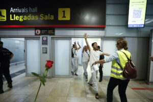 Llegada de los 21 activistas españoles que formaban parte de la Flotilla Global Sumud retenidos por Israel, procedentes de Tel Aviv, este domingo en el aeropuerto Adolfo Suárez Madrid Barajas. EFE/Javier Lizón