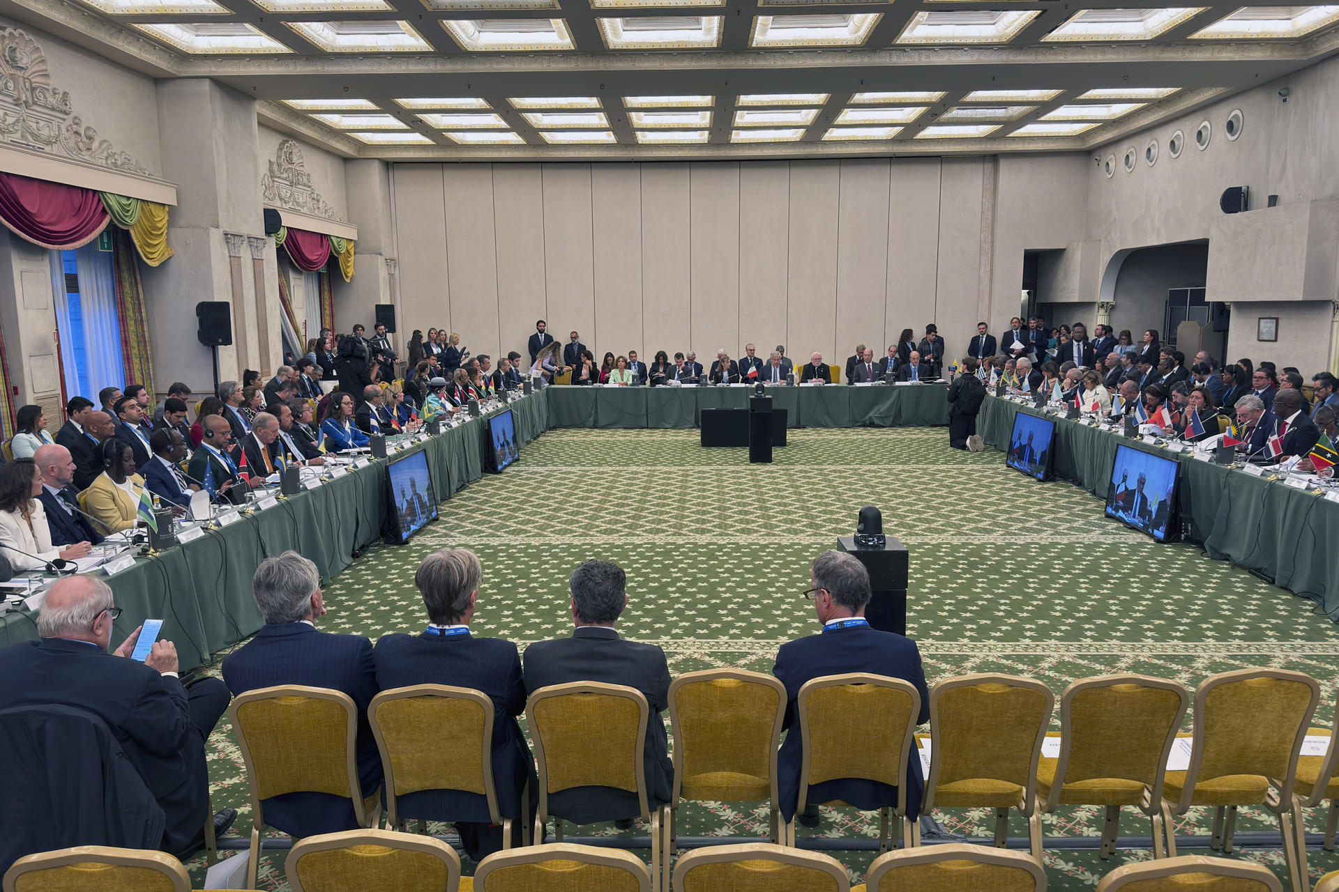 El ministro de Asuntos Exteriores italiano, Antonio Tajani, aseguró este martes que América Latina y el Caribe representan una "prioridad" para Italia y subrayó que el país quiere ser su "voz ante las instituciones europeas", durante la inauguración de la XII Conferencia Italia–América Latina y el Caribe, celebrada en Roma. "América Latina y el Caribe son una prioridad para el Gobierno italiano", afirmó Tajani, quien también es vicepresidente del Ejecutivo de Giorgia Meloni, ante representantes de los 33 países miembros de la Comunidad de Estados Latinoamericanos y Caribeños (CELAC), así como de organismos regionales y bancos. EFE/ Daniel Cáceres
