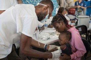 Fotografía cedida por el Programa Mundial de Alimentos (WFP sus siglas en ingles) donde se observa un medico atendiendo a un menor durante una jornada de salud este miércoles, en la Escuela Jean Marie César, en Puerto Príncipe (Haití). EFE/ María Gallar /Programa Mundial de Alimentos