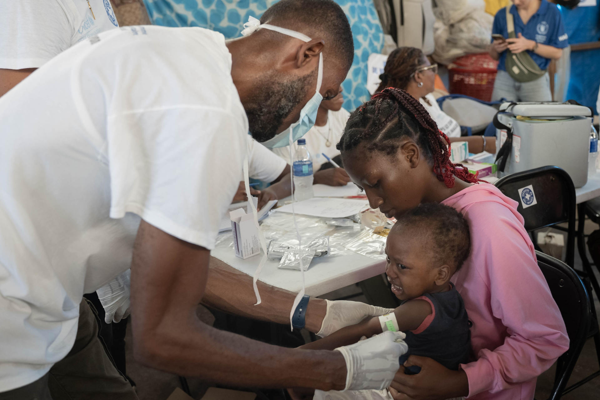 Fotografía cedida por el Programa Mundial de Alimentos (WFP sus siglas en ingles) donde se observa un medico atendiendo a un menor durante una jornada de salud este miércoles, en la Escuela Jean Marie César, en Puerto Príncipe (Haití). EFE/ María Gallar /Programa Mundial de Alimentos