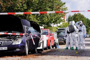 Agentes de policía de una unidad forense trabajan en la escena cerca de vehículos dañados en Múnich, Alemania, 01 de octubre de 2025. Las instalaciones de la Oktoberfest en Múnich permanecerán cerradas hasta al menos las 5 p.m. hora local del 01 de octubre, tras una amenaza de bomba 'no especificada', según la policía. La amenaza está relacionada con una operación policial a gran escala en el norte de Múnich, donde se encontraron dispositivos explosivos dentro de una casa en llamas, dejando a una persona muerta. (Alemania) EFE/EPA/VIFOGRA