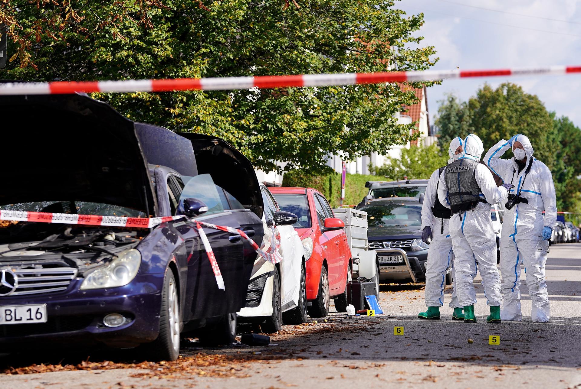 Agentes de policía de una unidad forense trabajan en la escena cerca de vehículos dañados en Múnich, Alemania, 01 de octubre de 2025. Las instalaciones de la Oktoberfest en Múnich permanecerán cerradas hasta al menos las 5 p.m. hora local del 01 de octubre, tras una amenaza de bomba 'no especificada', según la policía. La amenaza está relacionada con una operación policial a gran escala en el norte de Múnich, donde se encontraron dispositivos explosivos dentro de una casa en llamas, dejando a una persona muerta. (Alemania) EFE/EPA/VIFOGRA