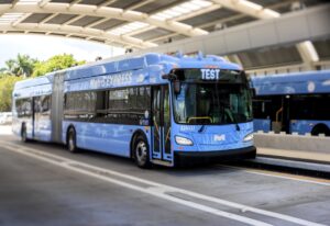 Un nuevo autobús, parte del sistema 100 % eléctrico de Bus Rapid Transit (BRT), se encuentra en la estación del corredor de autobuses de la US-1 en Miami, Florida, Estados Unidos, el 6 de octubre de 2025. EFE/CRISTOBAL HERRERA-ULASHKEVICH