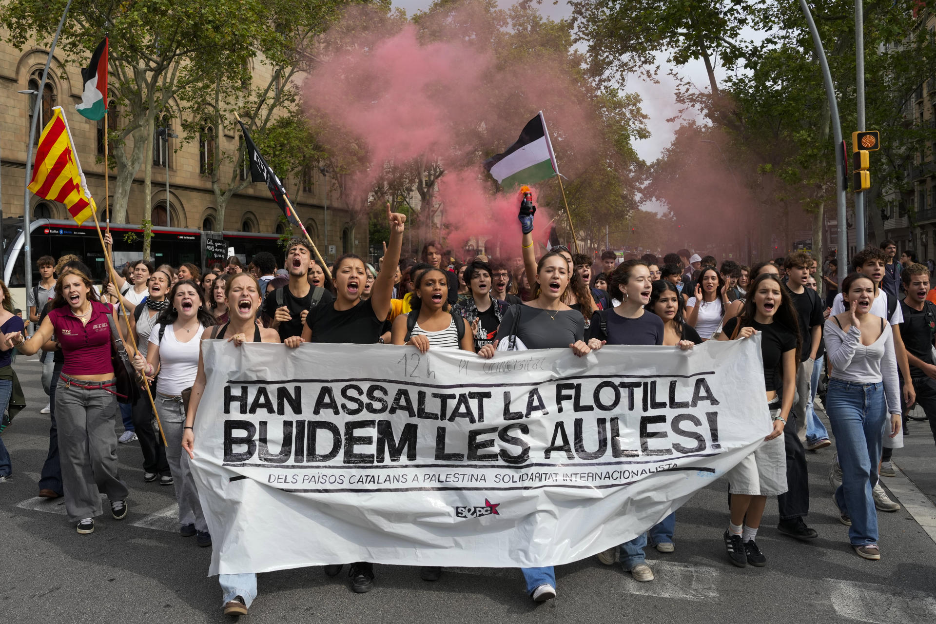 Numerosos estudiantes han salido a la calle este viernes para denunciar el ataque a la Flotilla y para reivindicar la necesidad de "pararlo todo" mediante una huelga general para lograr que el Gobierno rompa todo tipo de relaciones con Israel.La manifestación, impulsada por el Sindicato de Estudiantes y apoyado por otras entidades, ha arrancado al mediodía en la plaza Universitat de Barcelona. EFE/ Alejandro García
