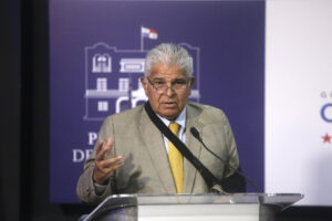 El presidente de Panamá, José Raúl Mulino, habla en una rueda de prensa en el anfiteatro del Palacio de las Garzas este jueves, en Ciudad de Panamá (Panamá). EFE/ Carlos Lemos