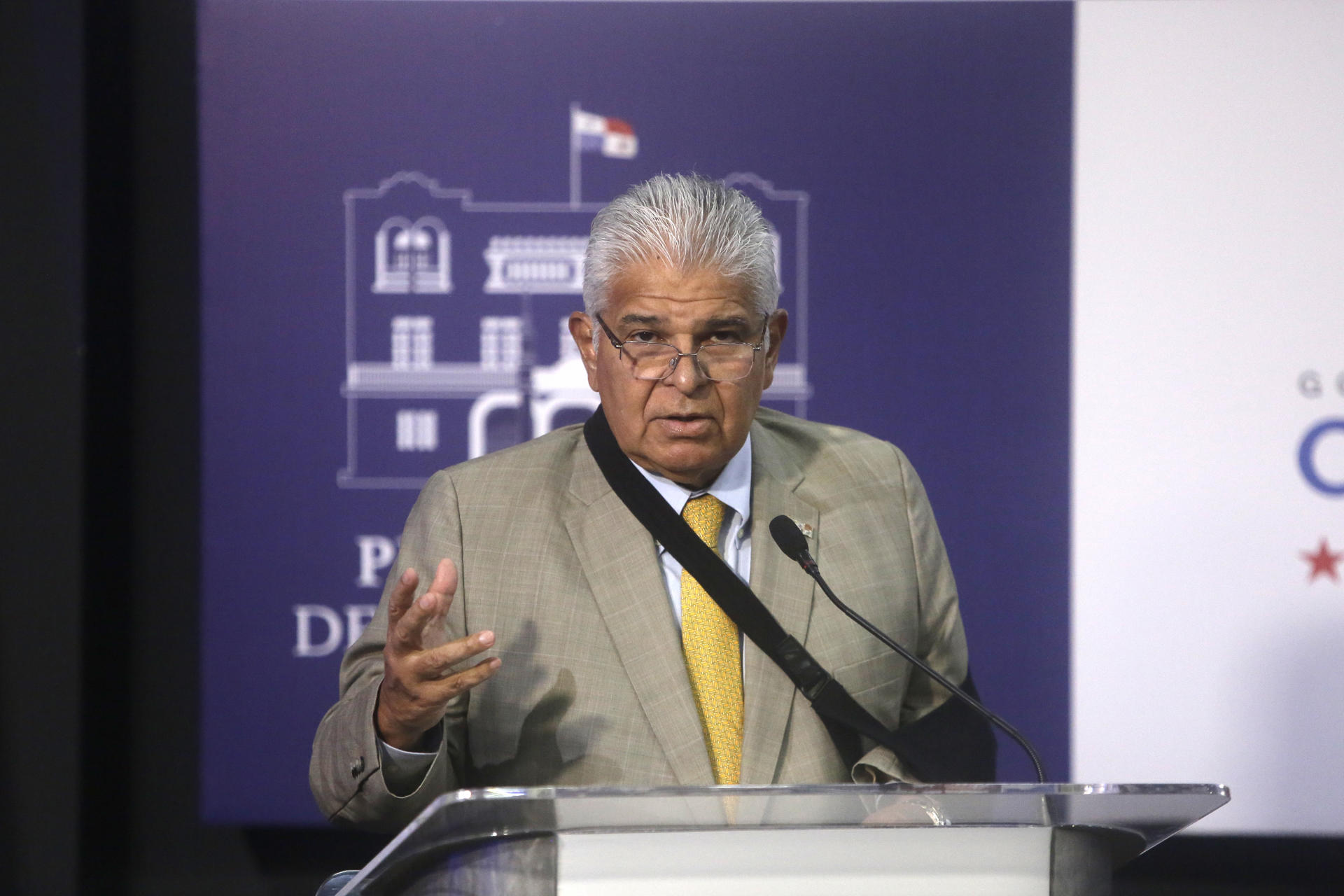 El presidente de Panamá, José Raúl Mulino, habla en una rueda de prensa en el anfiteatro del Palacio de las Garzas este jueves, en Ciudad de Panamá (Panamá). EFE/ Carlos Lemos