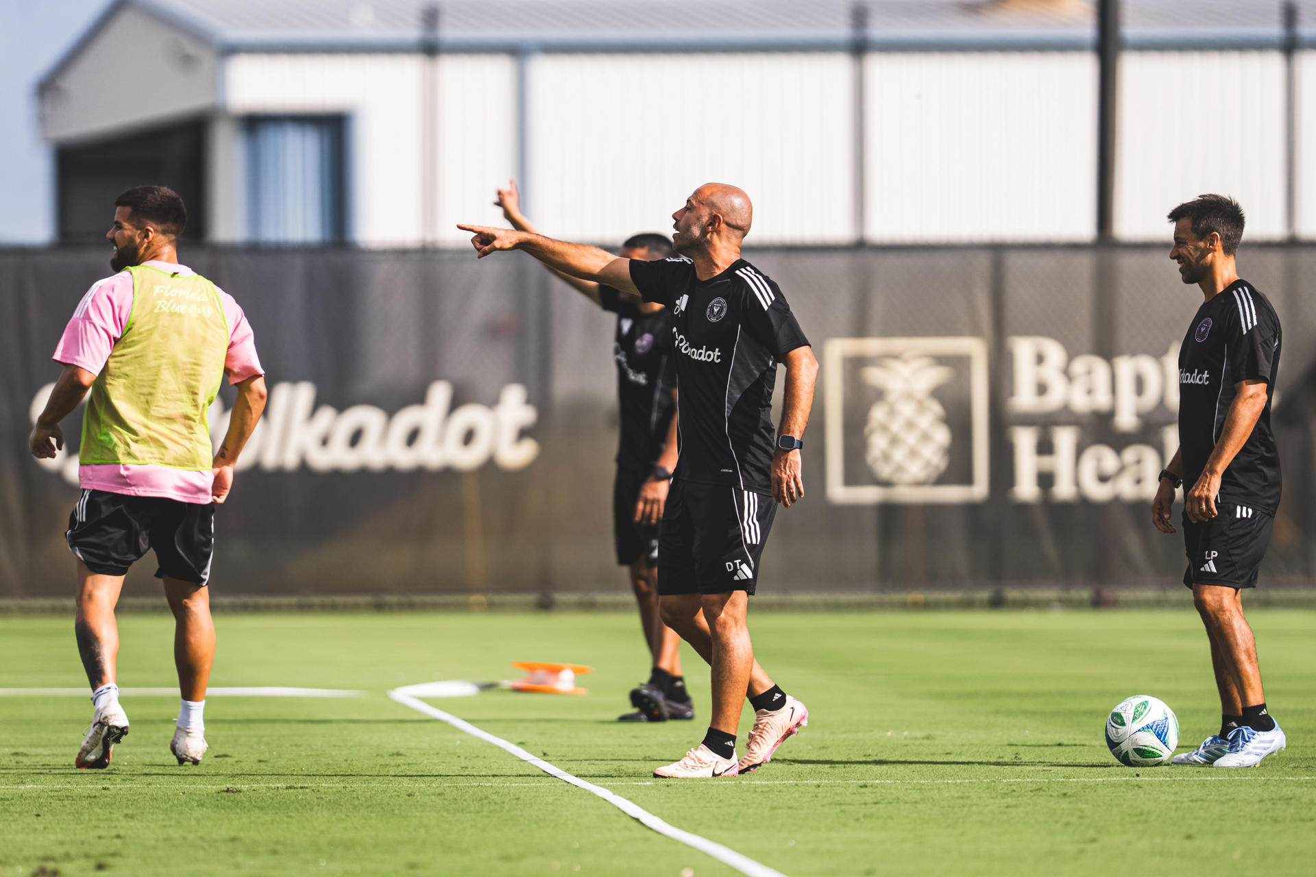 Fotografía cedida por el Inter Miami CF donde aparece su entrenador, Javier Mascherano (c), durante un entrenamiento este viernes en Fort Lauderdale (EE.UU.). EFE/ Inter Miami CF

