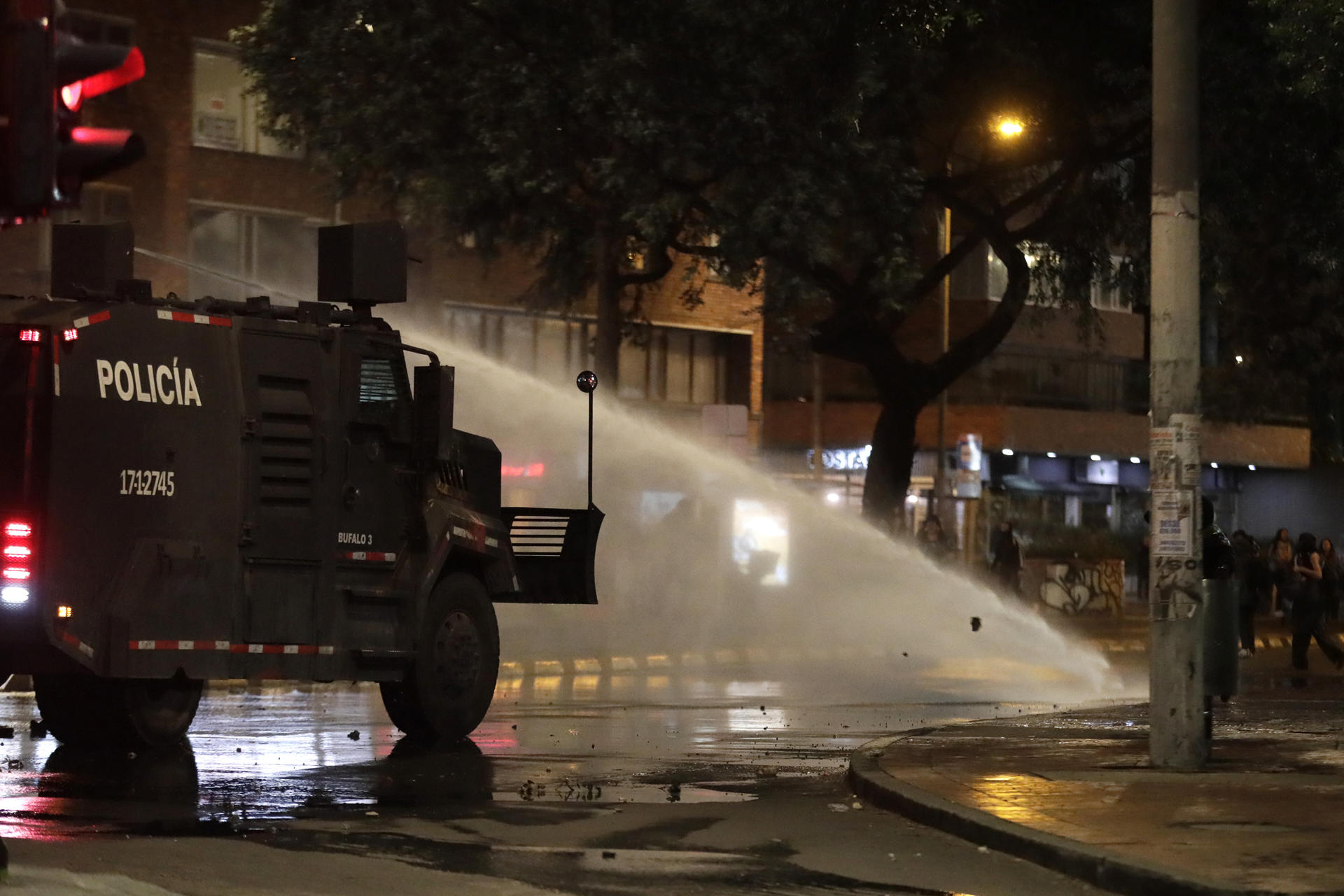Una tanqueta de la Unidad de Diálogo y Mantenimiento del Orden (UNDMO) al dispersar con chorros de agua a manifestantes de una protesta a favor de Palestina este jueves, 2 de octubre, en Bogotá (Colombia). EFE/ Carlos Ortega
