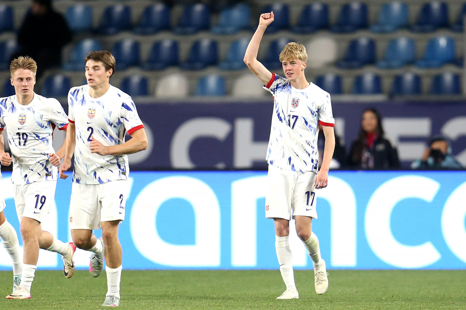 Niklas Fuglestad (d) de Noruega celebra un gol este domingo en un partido del grupo F de la Copa Mundial Sub-20 ante Arabia Saudita en el estadio Codelco El Teniente, en Rancagua (Chile). EFE/ Ailen Díaz
