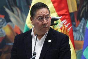 Fotografía de archivo del 8 de julio de 2025 del presidente de Bolivia, Luis Arce, hablando durante una rueda de prensa en la Casa Grande del Pueblo, en La Paz (Bolivia). EFE/Luis Gandarillas ARCHIVO
